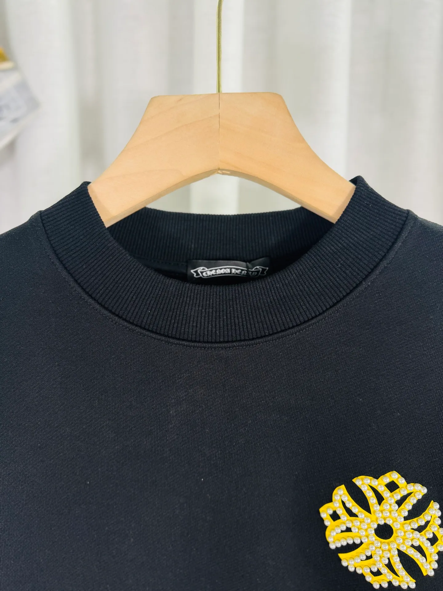 P260 top version, real shot without P, ​​different from market currency) 𝗖𝗵𝗿𝗼𝗺𝗲 𝗛𝗲𝗮𝗿𝘁𝘀/Cro Heart 2025 Reflective Embroidered Beads Compass Embroidered Autumn and Winter New Original Counter American Laser Burnt 3D Pearl Embroidered Couple Casual Sweater 👑The highest version! Customized fabric 420g tripe terry fabric! American acid-washed and distressed original fabric laser burnt ✟appliqué embroidery and exquisite embroidery of letters! The best-selling model in the counter, very comfortable to wear. Accessories: original molded and authenticated collar label➕100% silk wash label. Genuine purchase-grade original hangtag➕matching hanging rope➕3D hanging beads➕original packaging bag. Craftsmanship: The original version has consistent wiring! The highest version of the armhole matching technique! Color: Black White Size: S M L XL Style No.: 9319